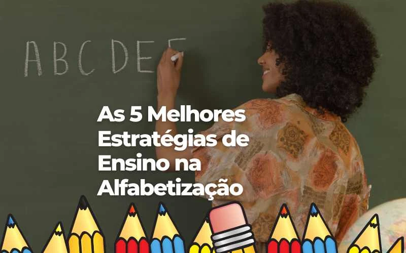 Veja como aplicar atividades de alfabetização lúdicas e eficientes. Uma criança sorrindo enquanto participa de atividades de alfabetização com blocos de letras, demonstrando uma estratégia de ensino eficaz.