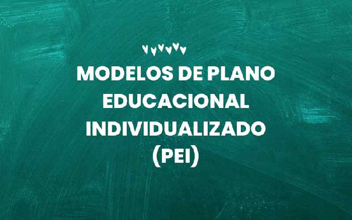 Modelos de Plano Educacional Individualizado (PEI) em uma mesa de trabalho com cadernos e canetas