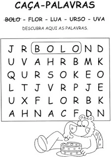 Atividades de Alfabetização: Explorando o Alfabeto Criança interagindo com atividades do alfabeto