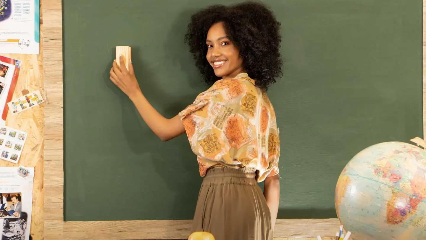 Recursos educacionais grátis para professores - Pro Atitude Educacional Recursos educacionais grátis para professores - Sala de aula moderna com materiais pedagógicos, planos de aula BNCC e atividades educativas