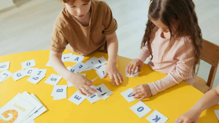 Exemplo prático de atividade sobre vogais para educação infantil - demonstrando consciência fonológica e conhecimento alfabético em ação