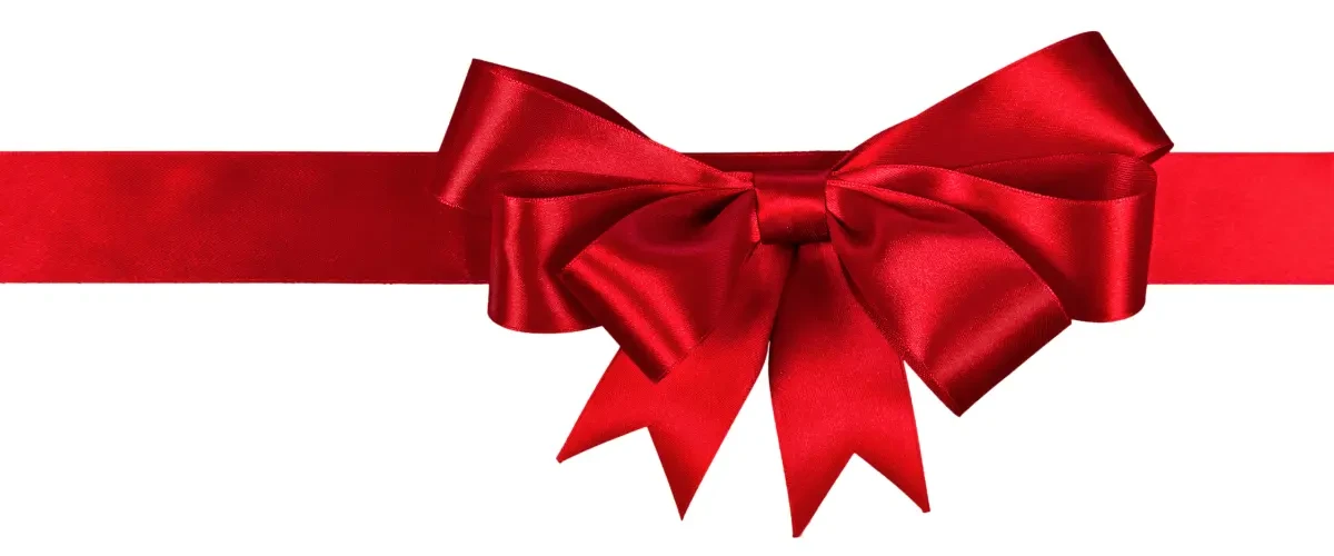 Close-up de uma lembrancinha de Natal para educação infantil feita à mão, um enfeite de rena de feltro.