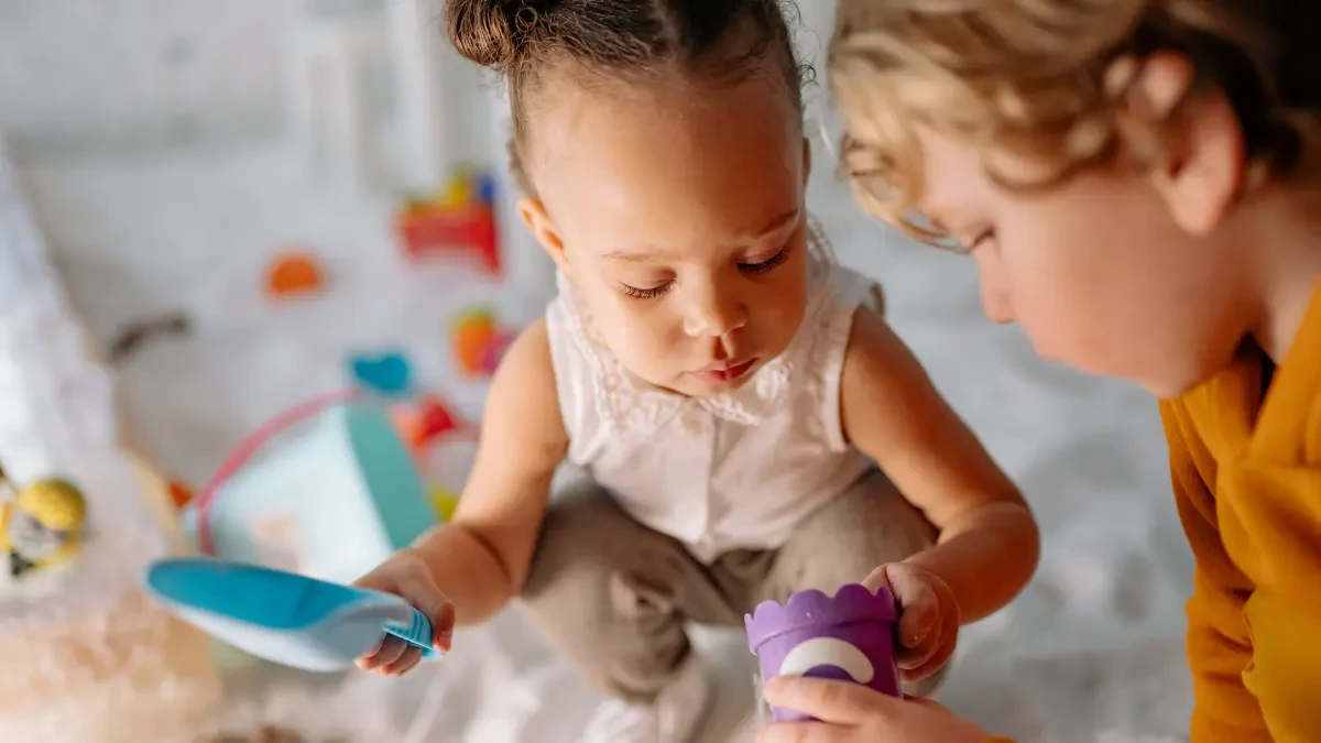 Crianças brincando juntas com brinquedos educativos