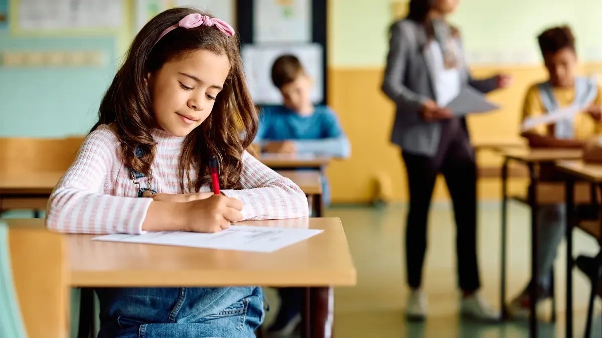Aluna sorridente e focada em seus estudos, exemplificando o sucesso que pode ser documentado com bons Modelos de Relatórios Individuais para Alunos.