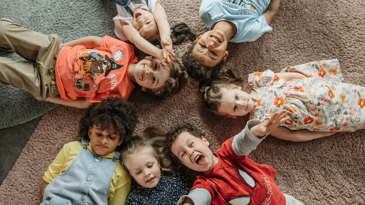 Crianças diversas brincando juntas e desenvolvendo identidade na educação infantil
