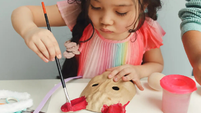 Crianças pintando máscara de Páscoa