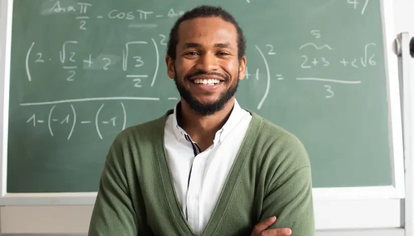 Prefeitura de SP abre processo seletivo para professores em 2026 Imagem de uma professora em sala de aula. Prefeitura de SP abre processo seletivo para professores em 2026.