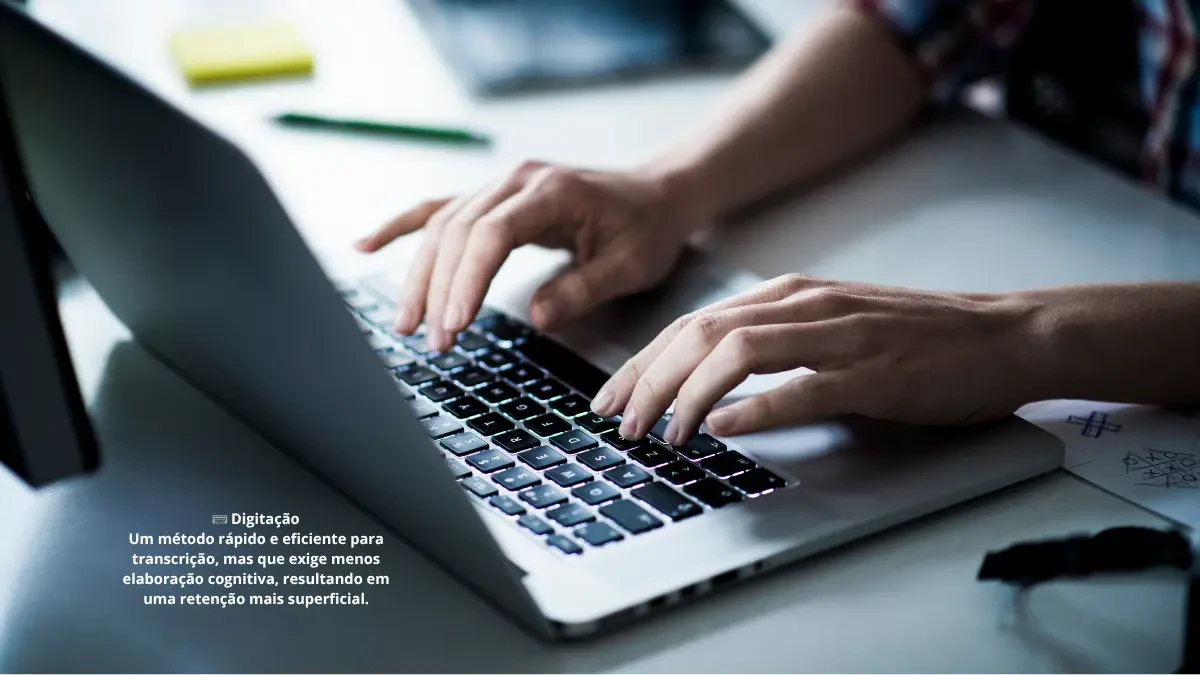 Digitação: Velocidade e Eficiência Digital Mãos digitando em um teclado, representando a prática da digitação e sua velocidade.