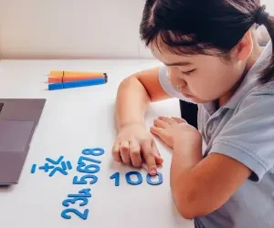 Apoio para discalculia com atividades de matemática adaptadas para crianças com dificuldades de aprendizagem.