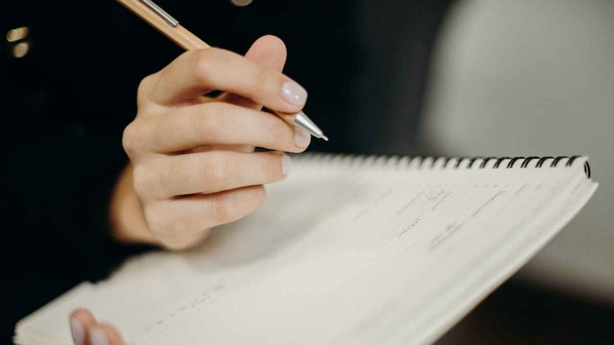 Documentos escolares organizados para relatórios de alunos