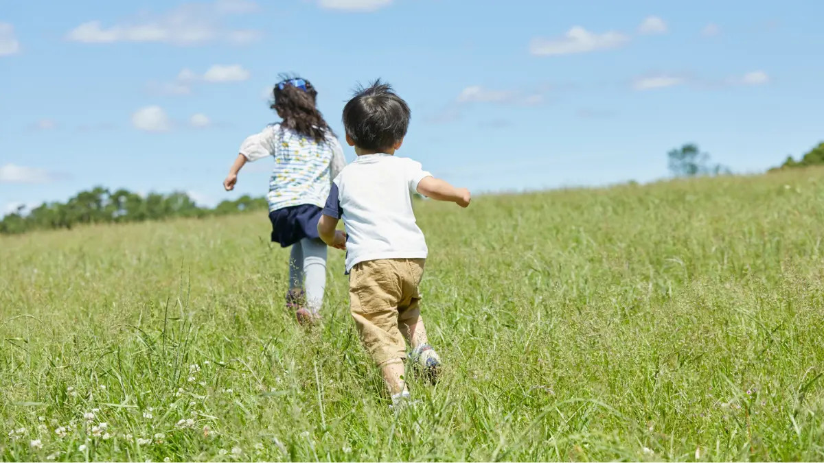 Crianças brincando de "pega-pega"