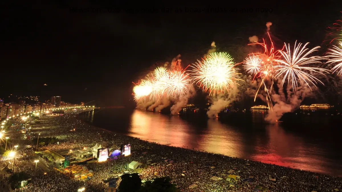 Céu iluminado por fogos de artifício na Praia de Copacabana